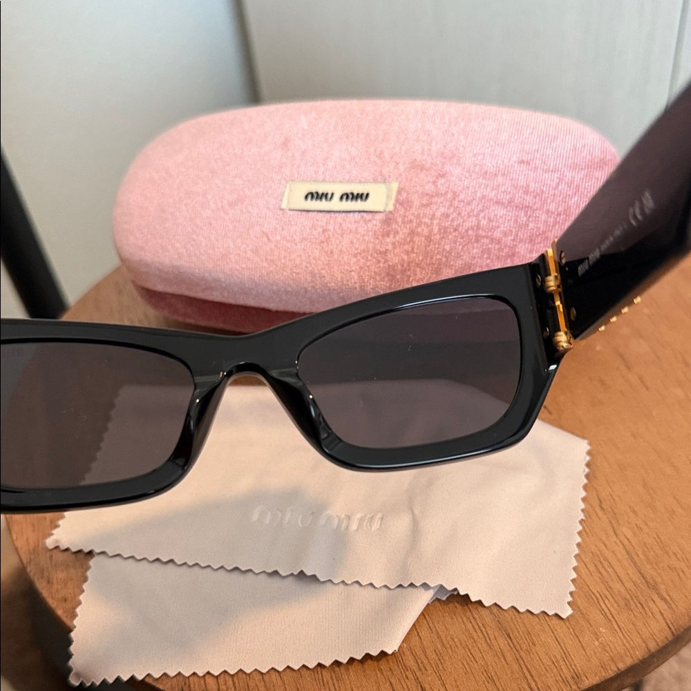 Miu Miu Black Sunglasses with Pink Velvet Case - Picture 3 of 4